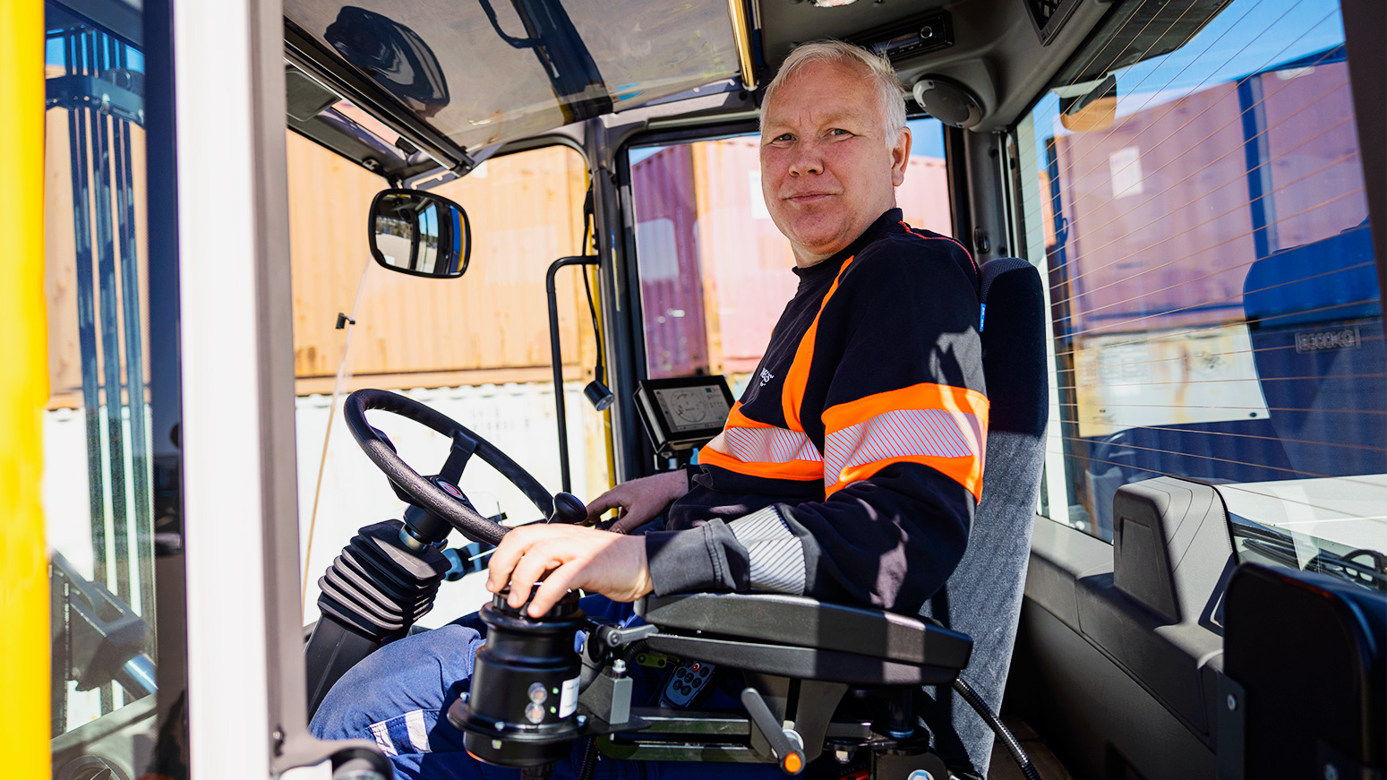 Man in Konecranes forlift