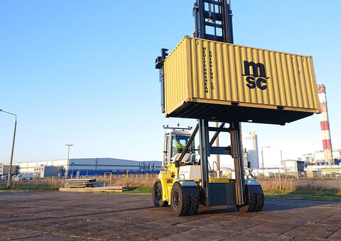 How your lift truck can also be a mobile container service and inspection station_image